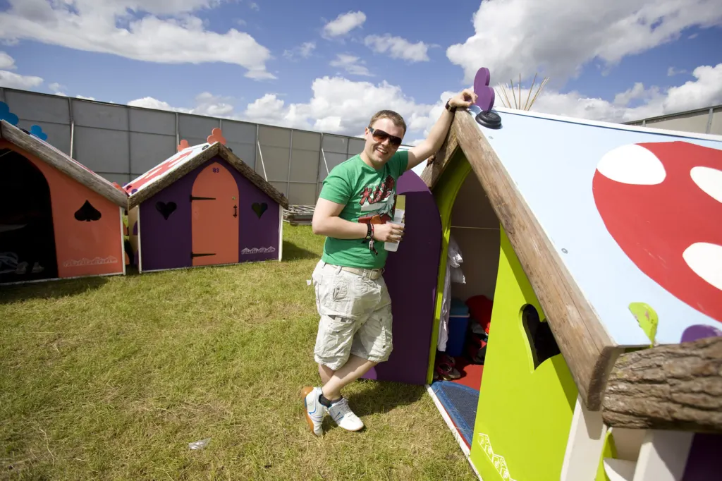 Festivalgoers and atmosphere at Global Gathering 2009